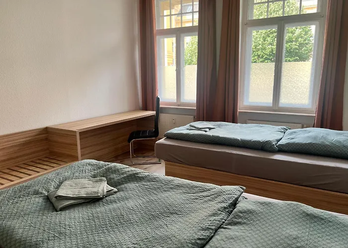 Gegenüber Vom Theater *